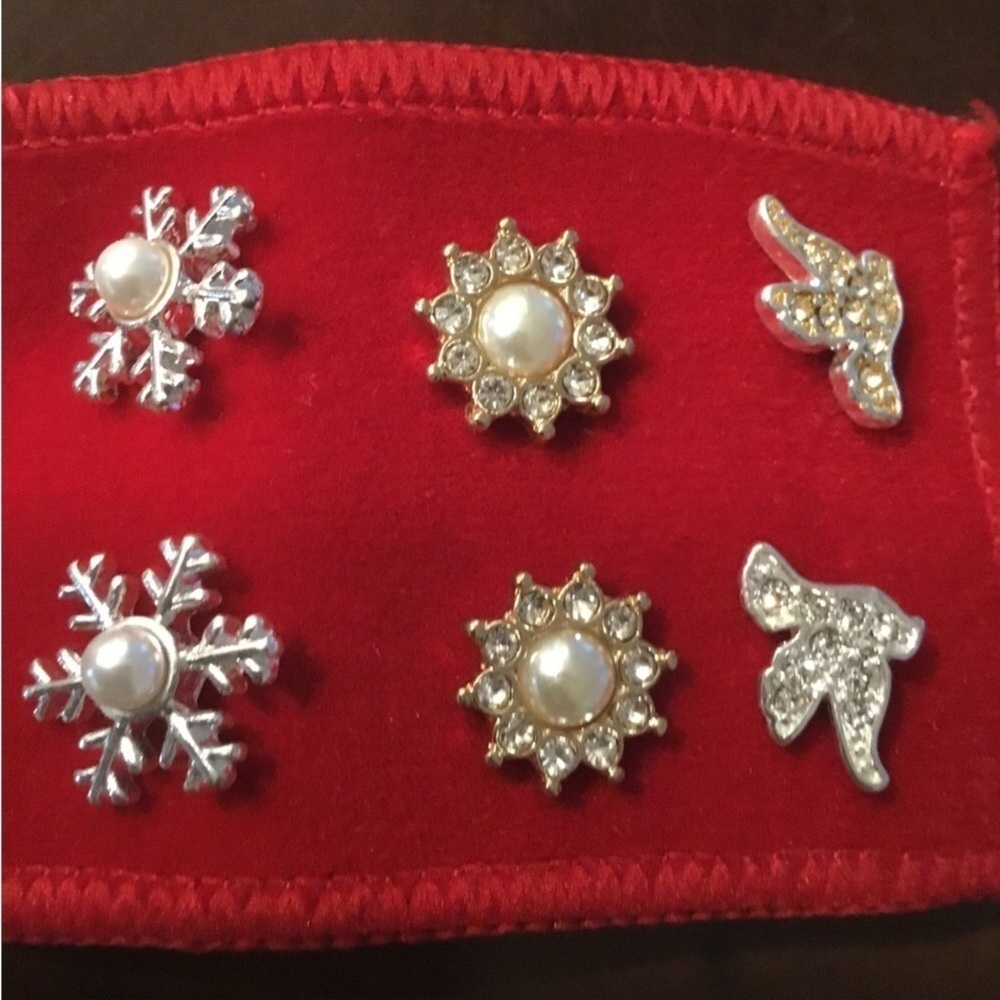 AVON Peace Dove Stud Earring Trio new in box
Snowflake sound and dove